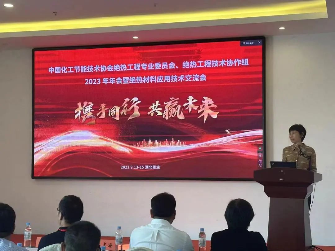 中國石油天然氣股份有限公司撫順石化公司石油二廠機動工程部-副部長陳焱主持了本次年會.jpg